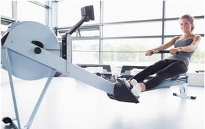 woman working out on a rowing machine to lose weight